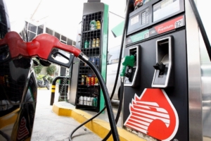 México compra gasolina más barata con superpeso, pero el bolsillo no lo percibe