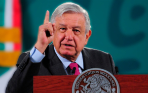 López Obrador promete que México dejará de importar gasolinas en 2024