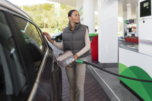 El aumento de los impuestos especiales en México encarecerán el precio de la gasolina, los cigarrillos y los refrescos en 2024.