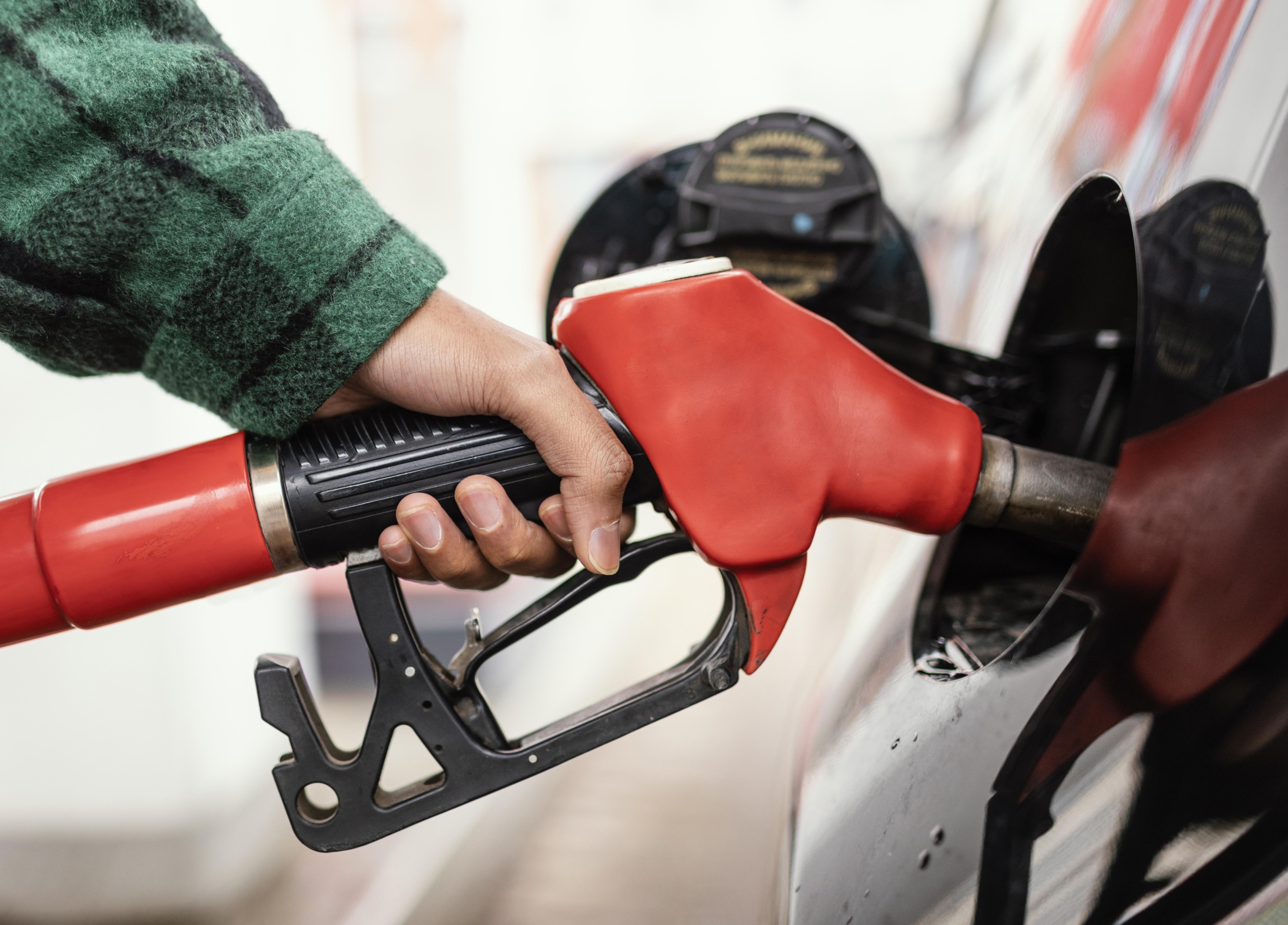 Gasolina sube en México en 2023 pese a caída del crudo